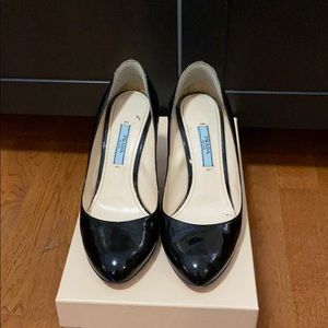 ***SOLD***Prada Vernice Nero size 35.5 (5.5) pump